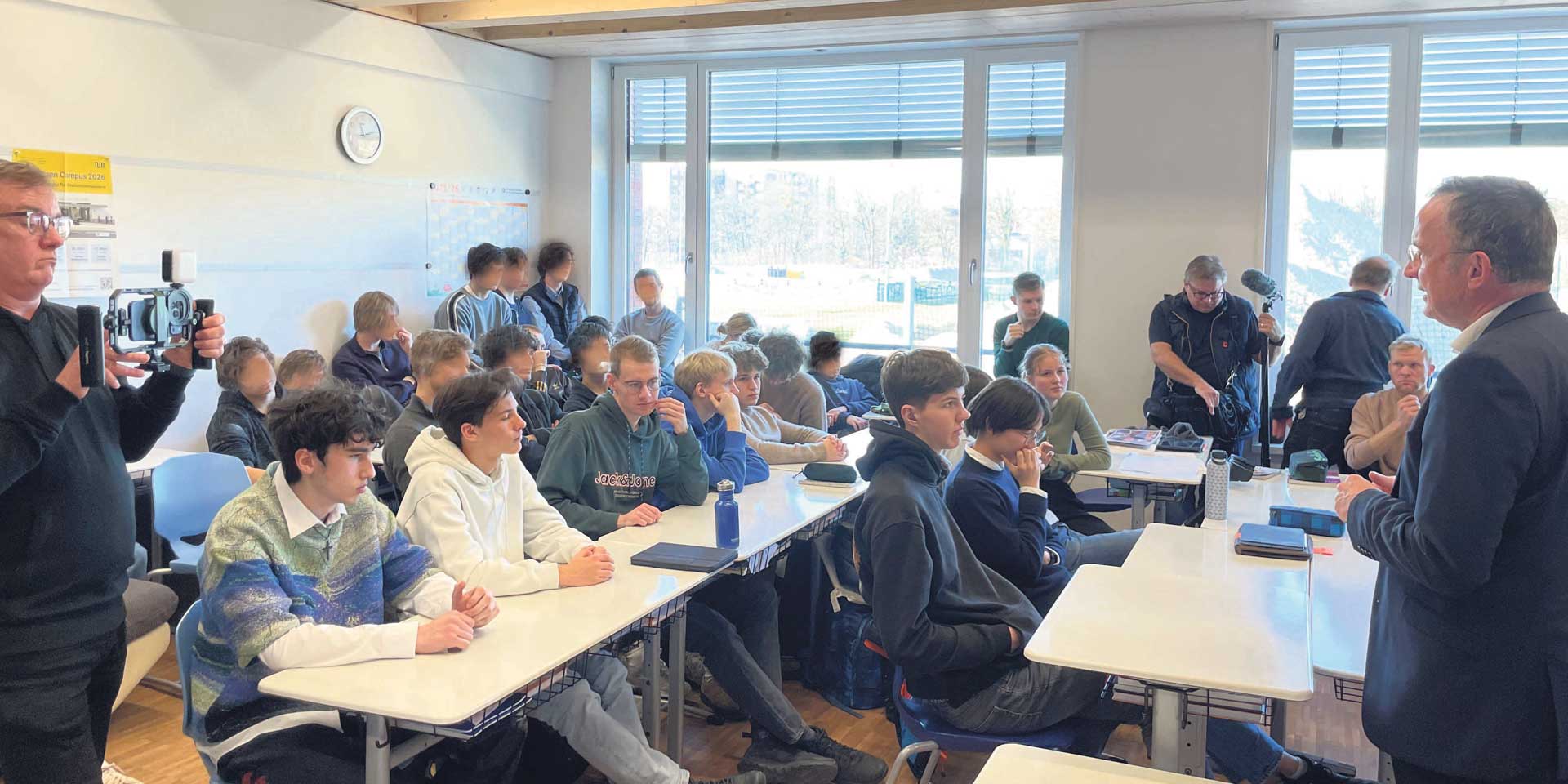 Niemand%20soll%20mit%20seinen%20Fragen%20alleine%20sein