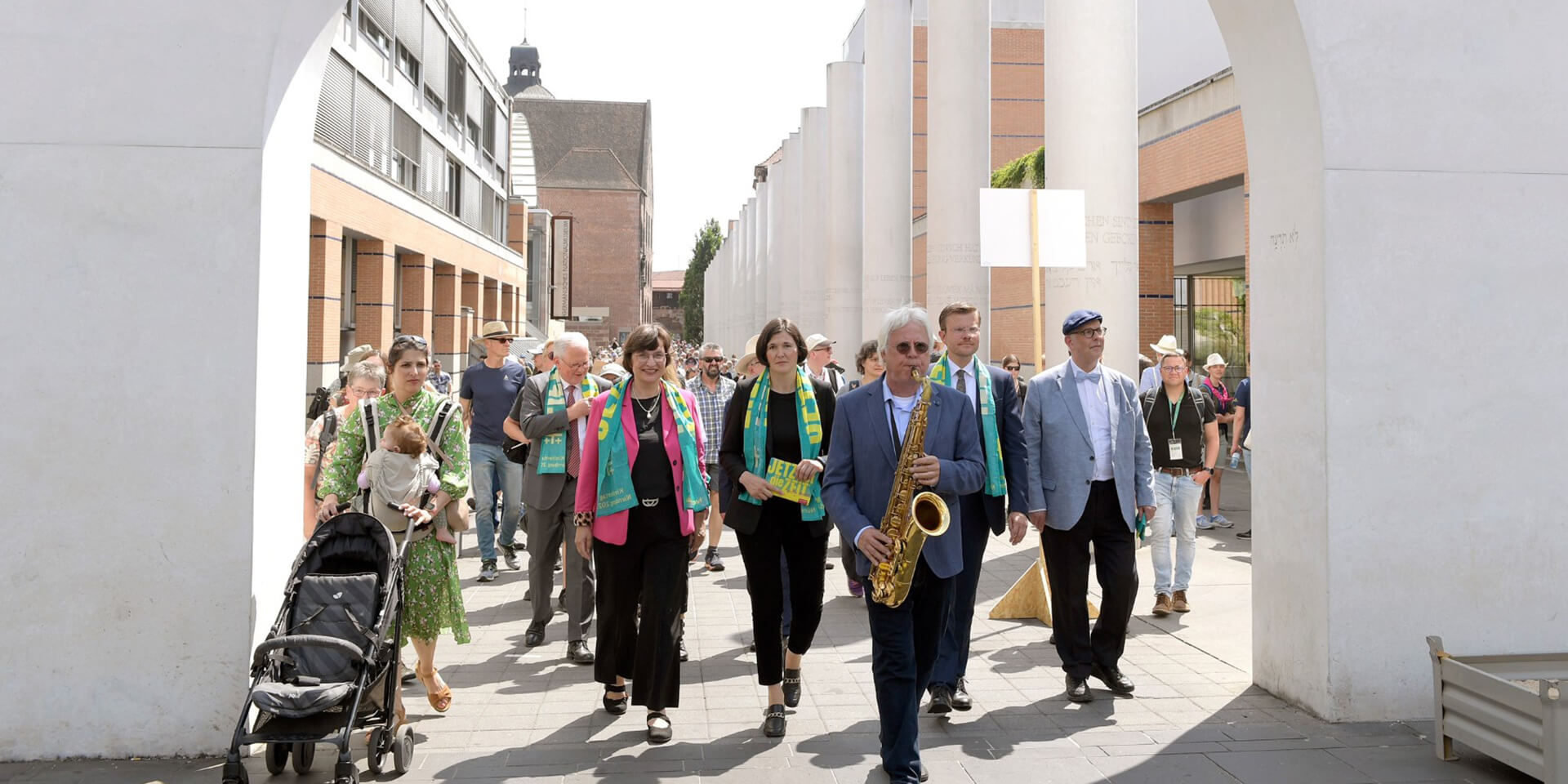 Zug%20durch%20die%20Stra%C3%9Fe%20der%20Menschenrechte