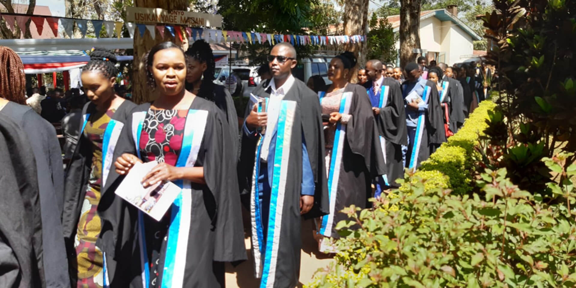 Stolze%20Absolvent%2Ainnen