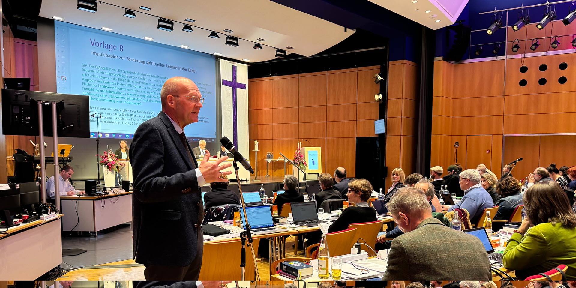 Bildrechte: ELKB/Breit Lesung%20und%20Beratung%20von%20Vorlagen