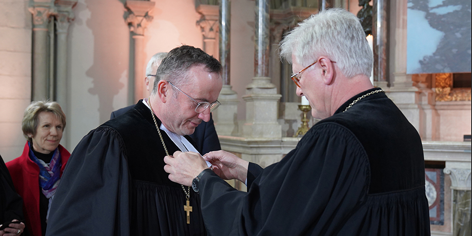 %C3%9Cbergabe%20des%20Amtskreuzes