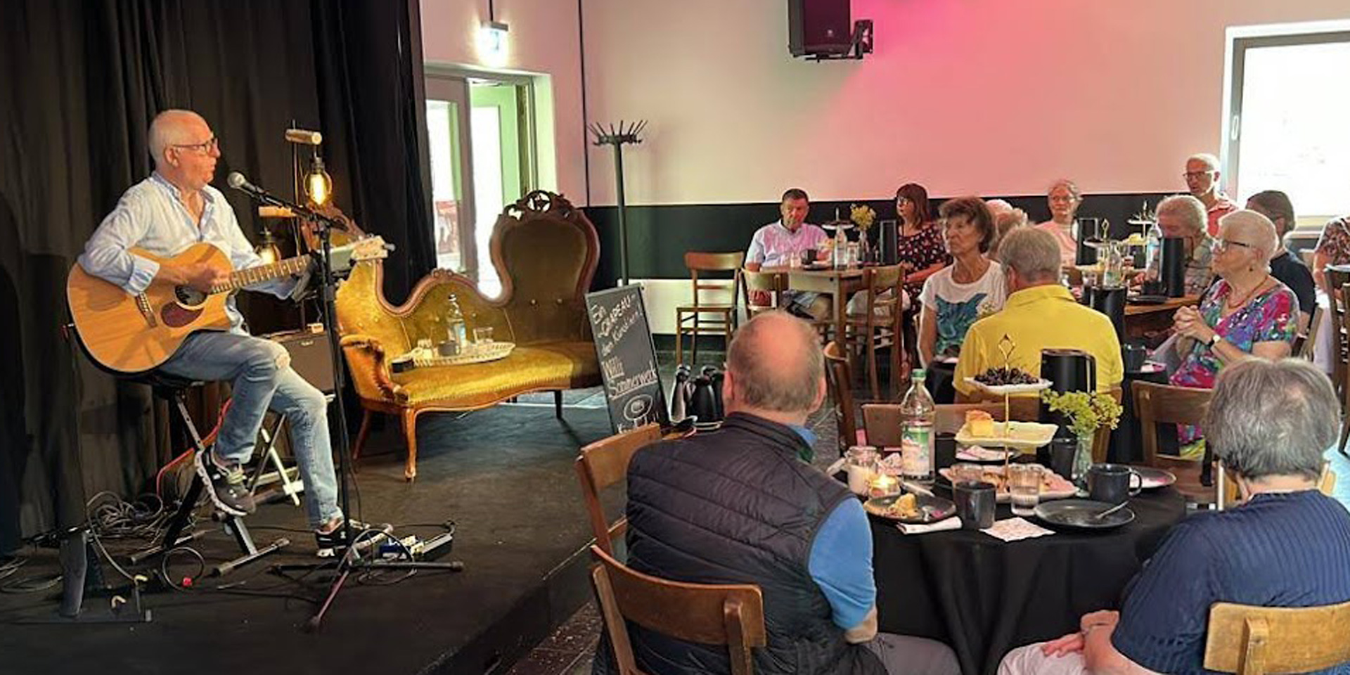 Das%20Caf%C3%A9%20Ab%20und%20Zug%20im%20B%C3%BCrgerbahnhof%20Penzberg