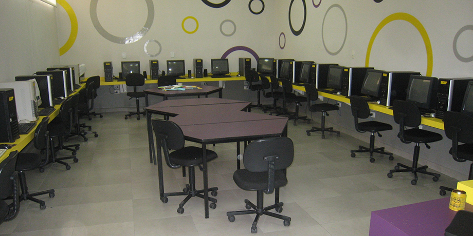 Projekt%20Computerkurse%20f%C3%BCr%20bed%C3%BCrftige%20Jugendliche%20-%20Brasilien