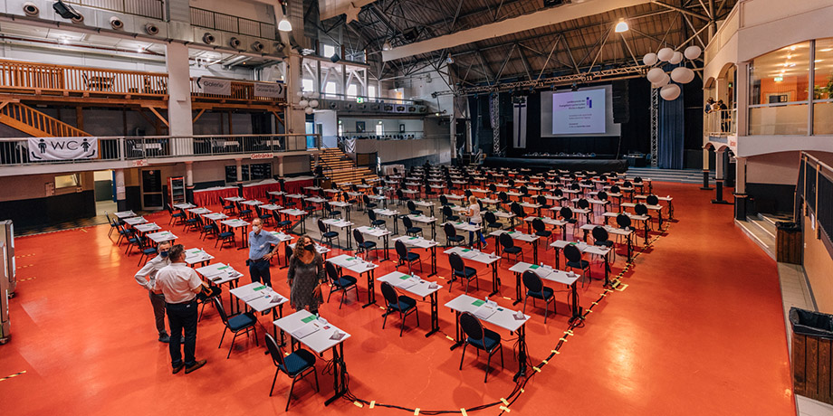 Alles%20bereit%20f%C3%BCr%20die%20Arbeit%20im%20Plenum