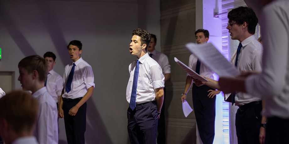 Gro%C3%9Fartige%20Stimmen