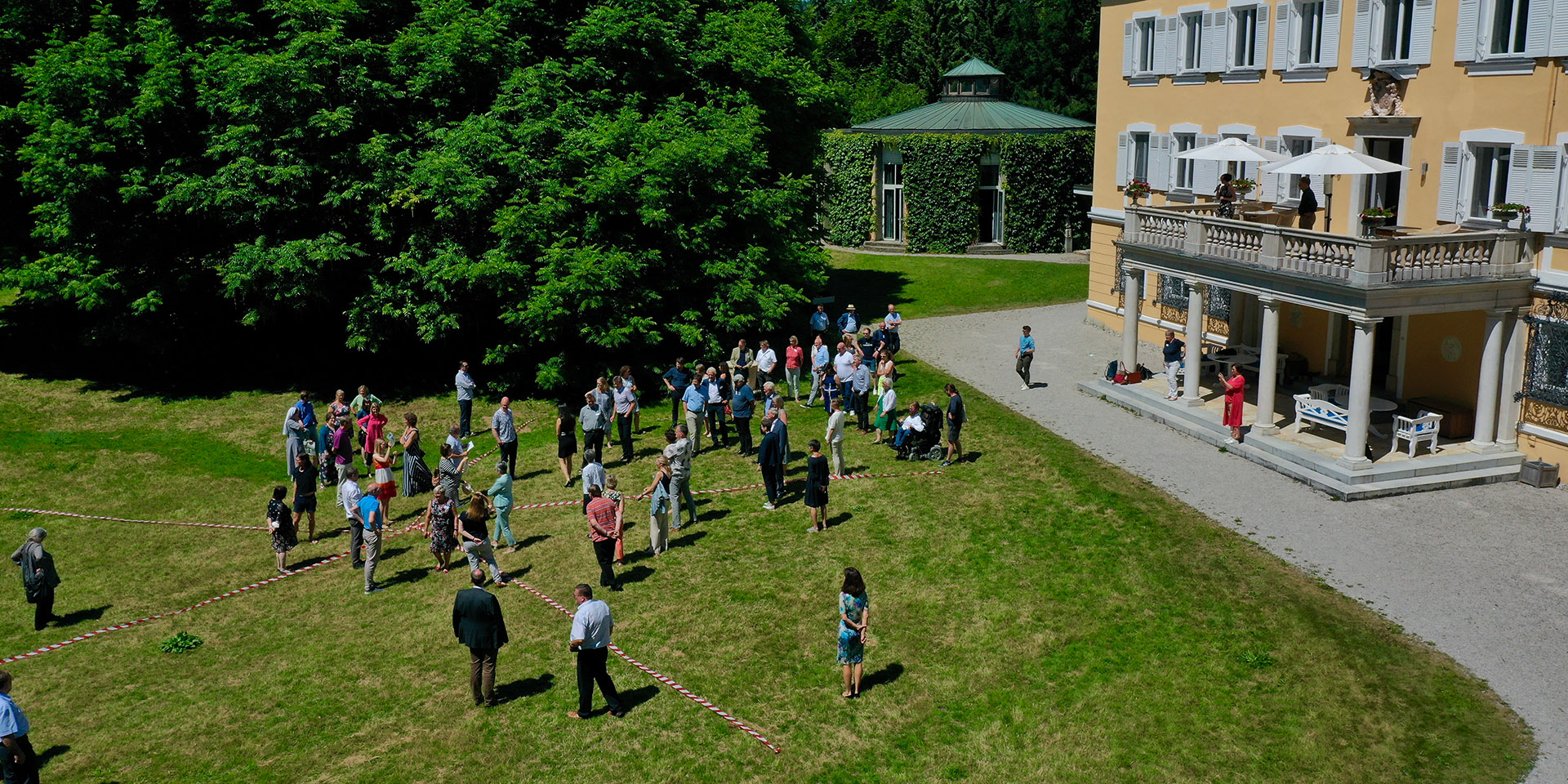 Bildrechte: elkb/mölkner-kappl Meinungsbilder%20auf%20der%20Wiese%20vor%20der%20Schlossterrasse
