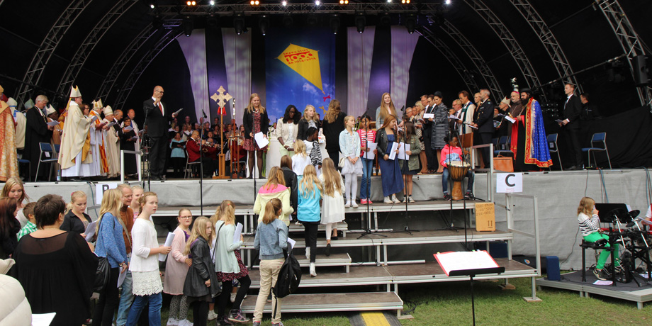 Ein%20farbenfroher%20Festgottesdienst