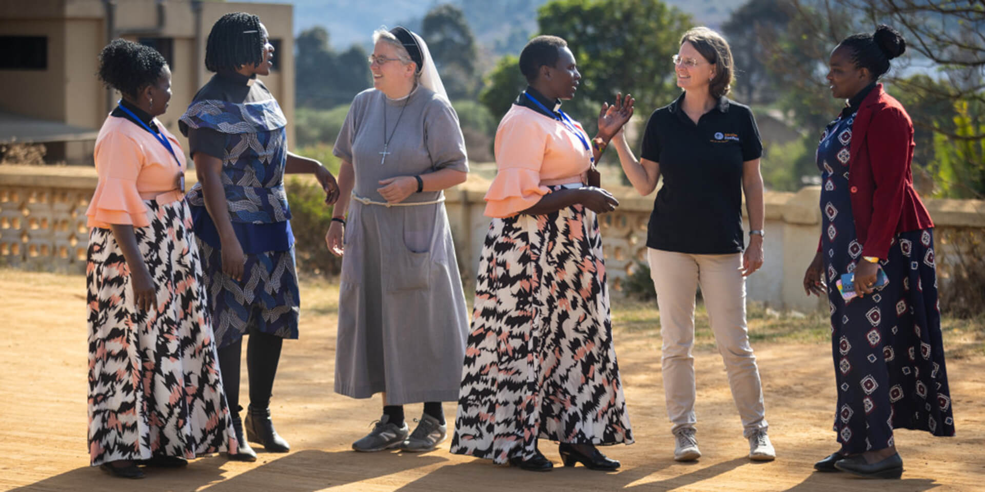 Frauen%20im%20Gespr%C3%A4ch