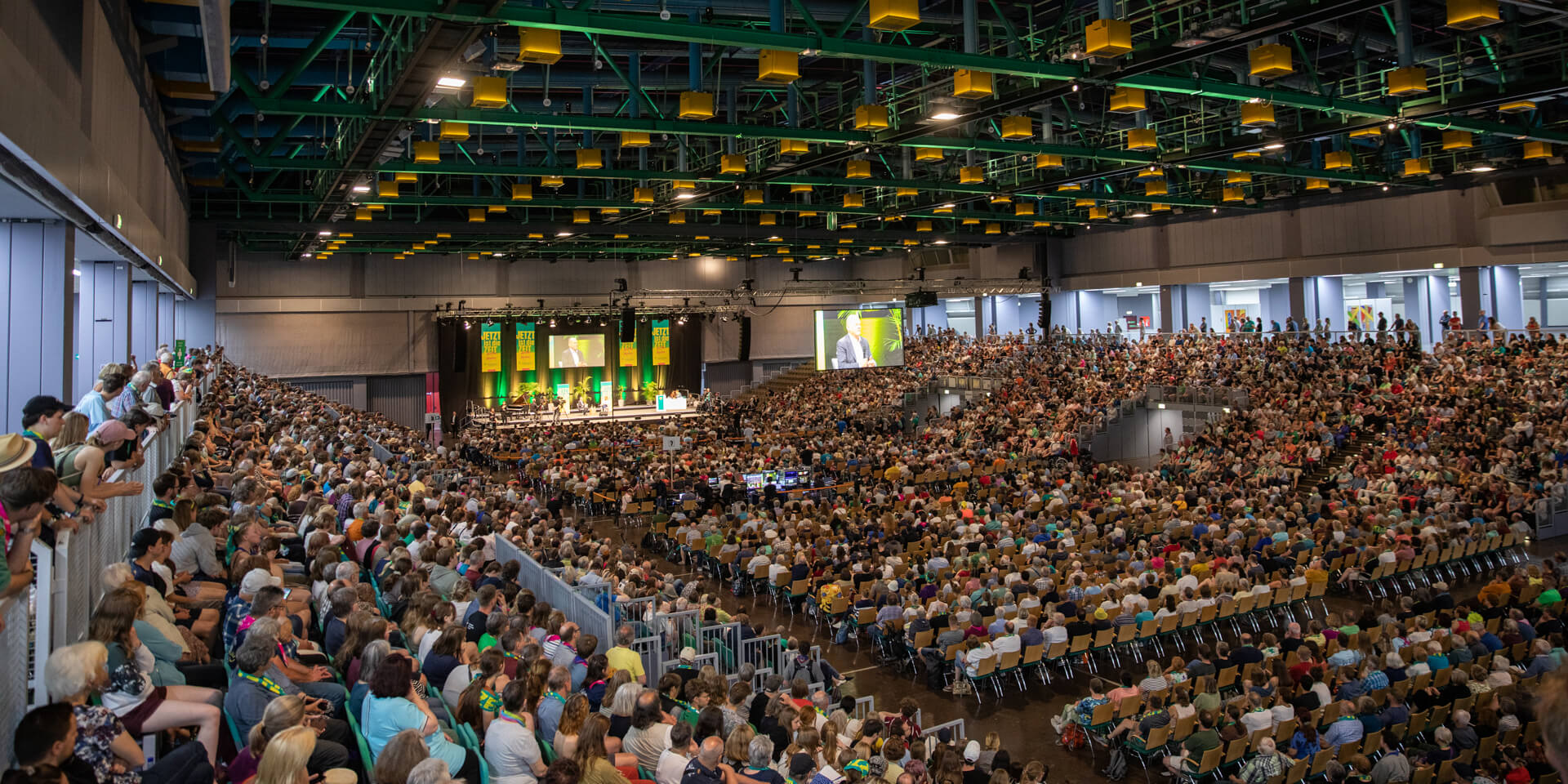 Halle%20%C3%BCberf%C3%BCllt