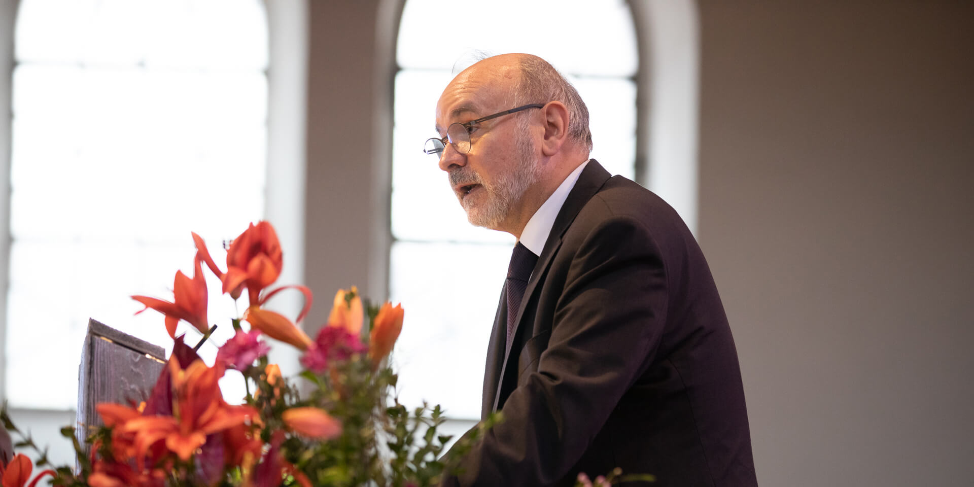 Bildrechte: elkb/mck Oberkirchenrat%20H%C3%BCbner%20stellt%20Beschlussvorschlag%20vor