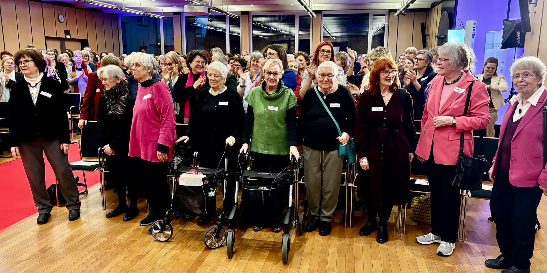 Fast%20die%20H%C3%A4lfte%20der%20Pfarrpersonen%20in%20Bayern%20ist%20heute%20weiblich