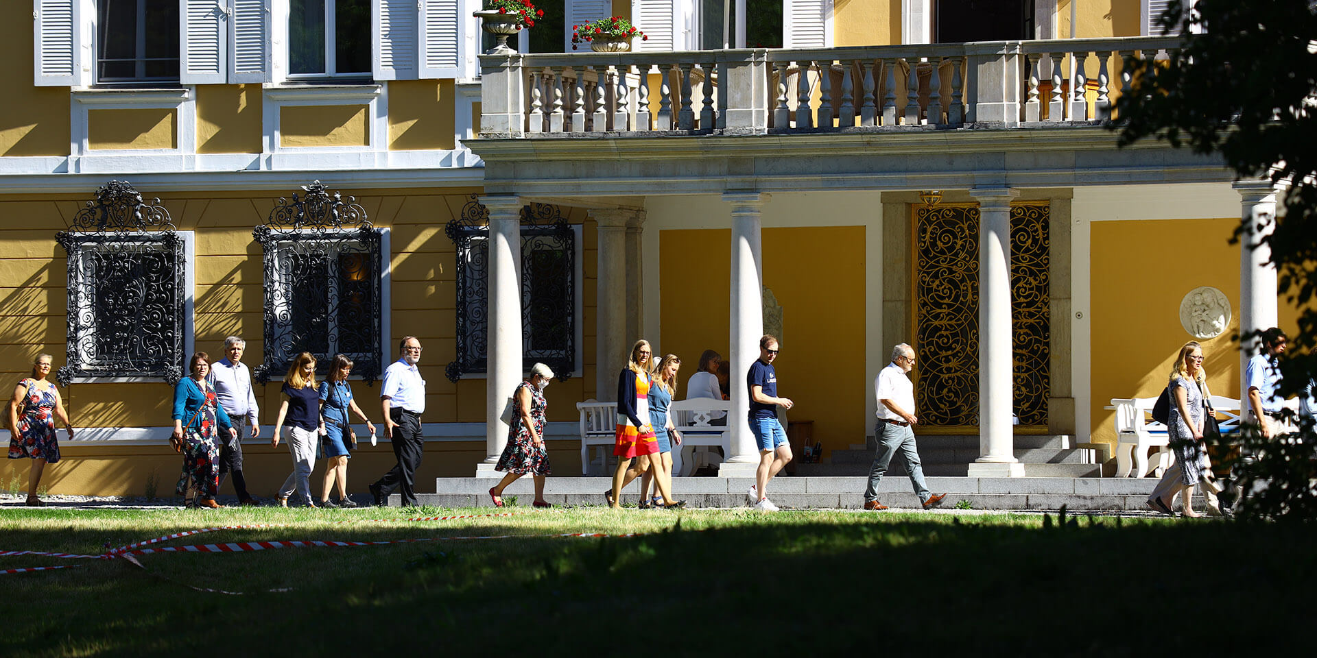 Bildrechte: elkb/mölkner-kappl Singend%20auf%20dem%20Weg%20zum%20See