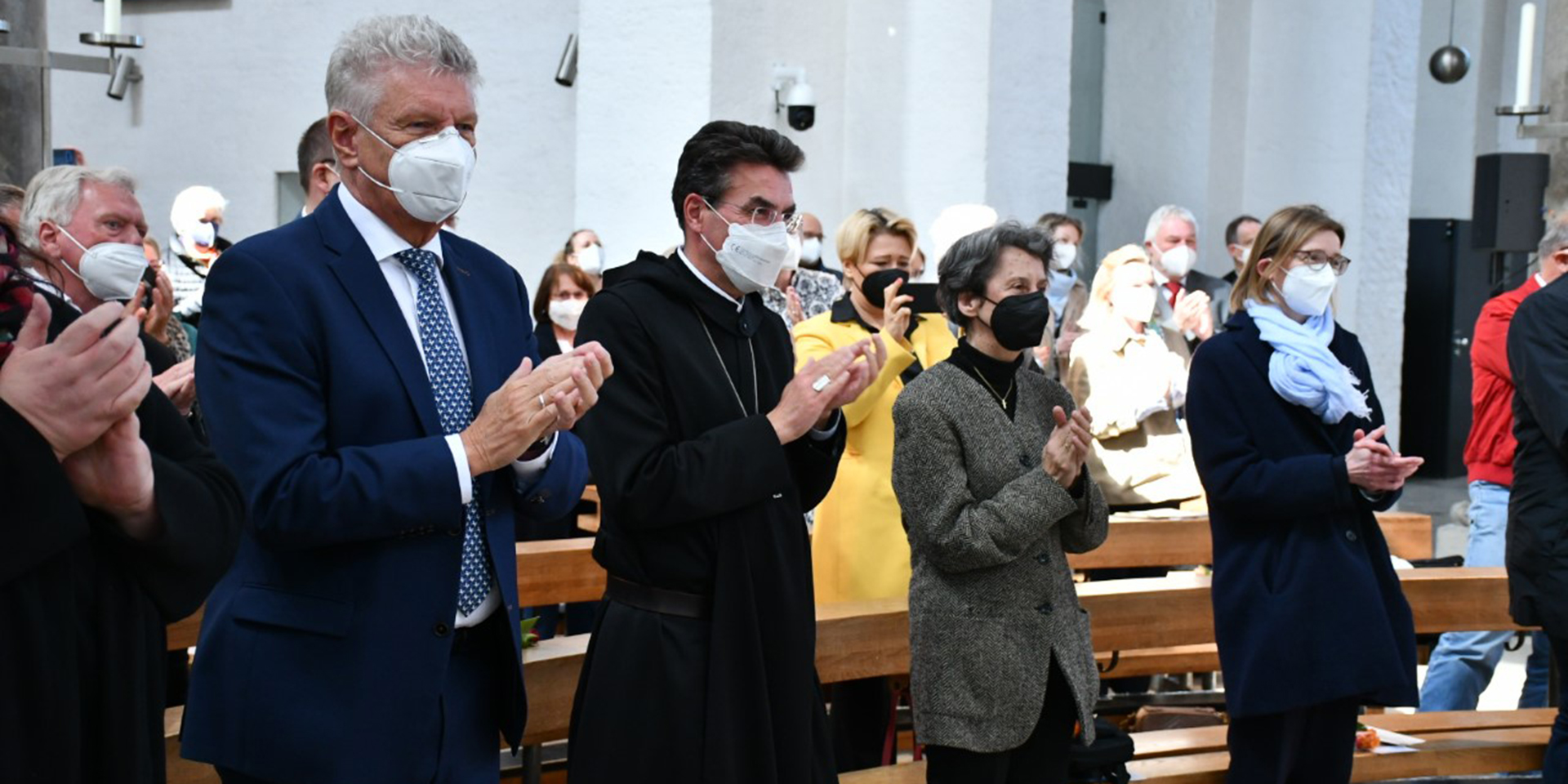 Bildrechte: Riffert OB%20Reiter%20applaudiert%20den%20engagierten%20Helferinnen%20und%20Helfern