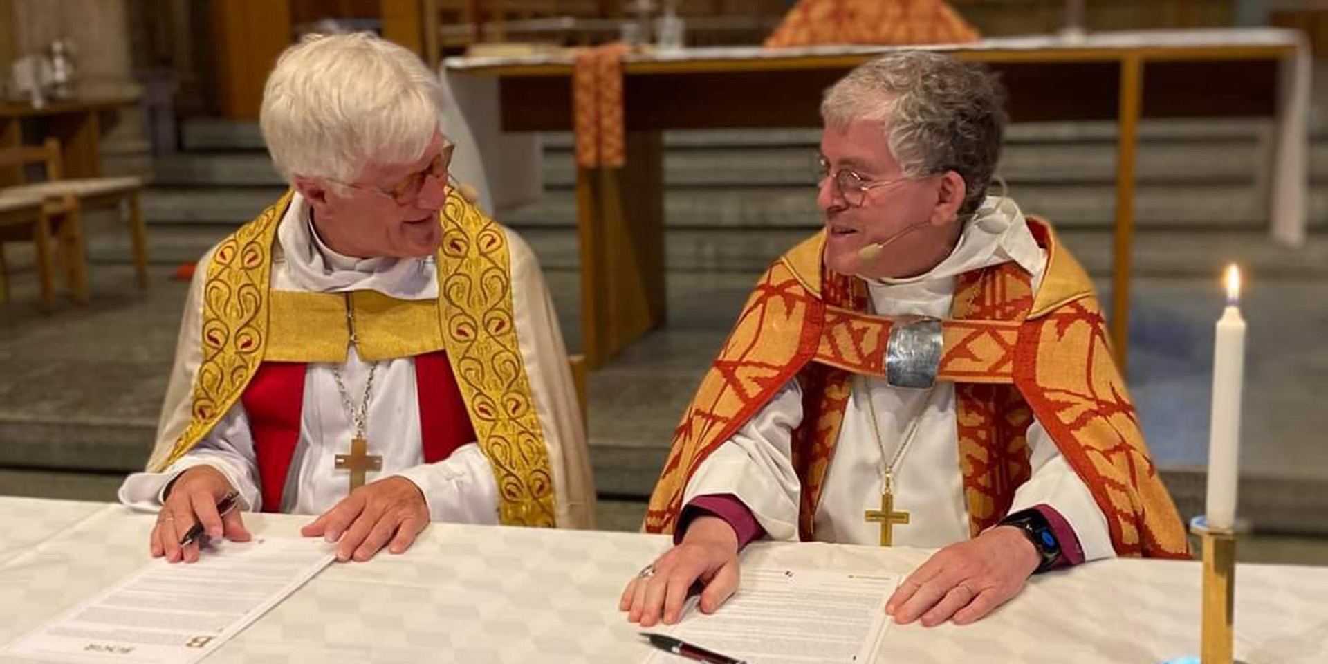 Bildrechte: Skara Vertragsunterzeichnung%20im%20Gottesdienst