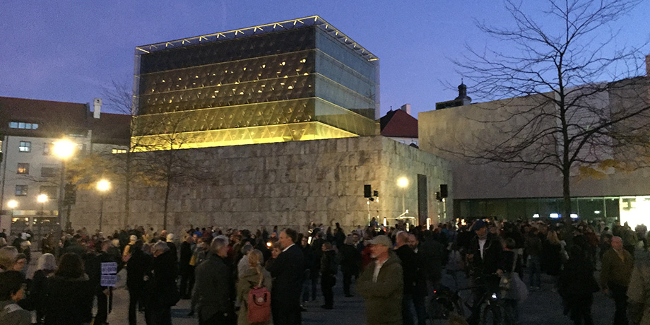Bildrechte: ELKB Vor%20der%20Synagoge