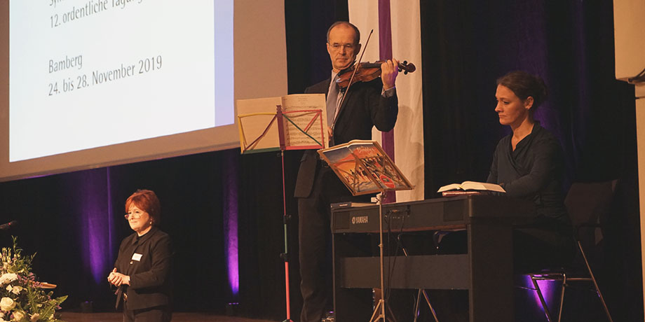 %22Gott%20ist%20bei%20uns%2C%20mittendrin%22